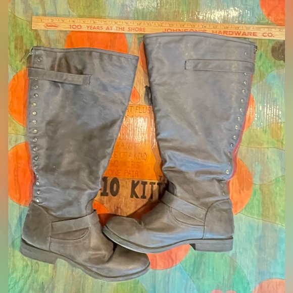 Journee Collection Spokane Riding Boots Womens Gray Faux Leather Back Zip Sz 11 - Picture 3 of 9